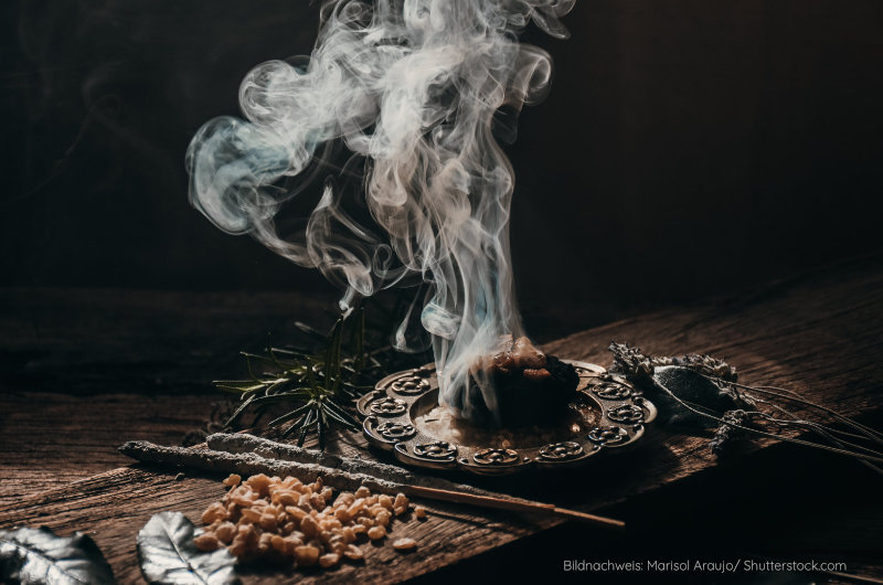 Räucherschale mit aufsteigendem Rauch – Anwendung in der schamanischen Energiearbeit