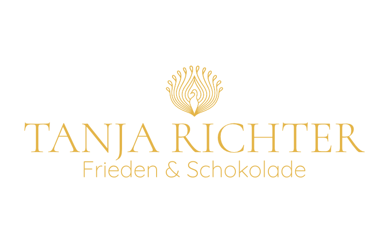 Logo von Tanja Richter: goldene stilisierte Pfauenform, die zugleich Pfauenauge und ganzer Pfau ist. Symbol für Frieden, Schönheit und Verbindung von Geist und Materie.
