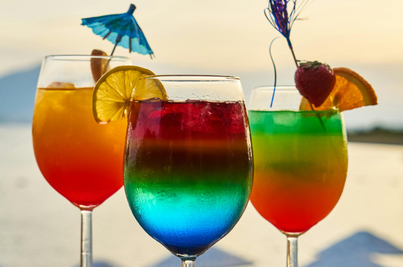 Bunte Regenbogen-Cocktails in verschiedenen Farben – Symbol für Vielfalt und den eigenen Jungbleibe-Mix.