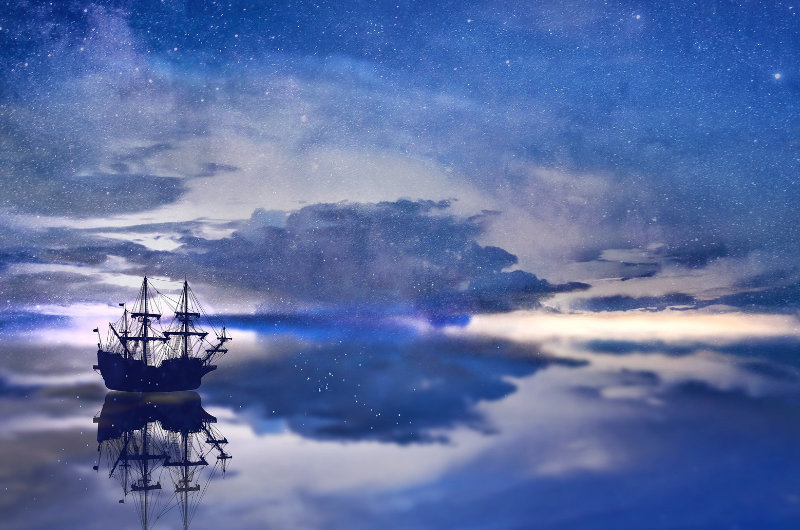 Symbolisches Segelschiff auf spiegelglattem Wasser unter Sternenhimmel – Sinnbild für Seele, Geister und innere Reise