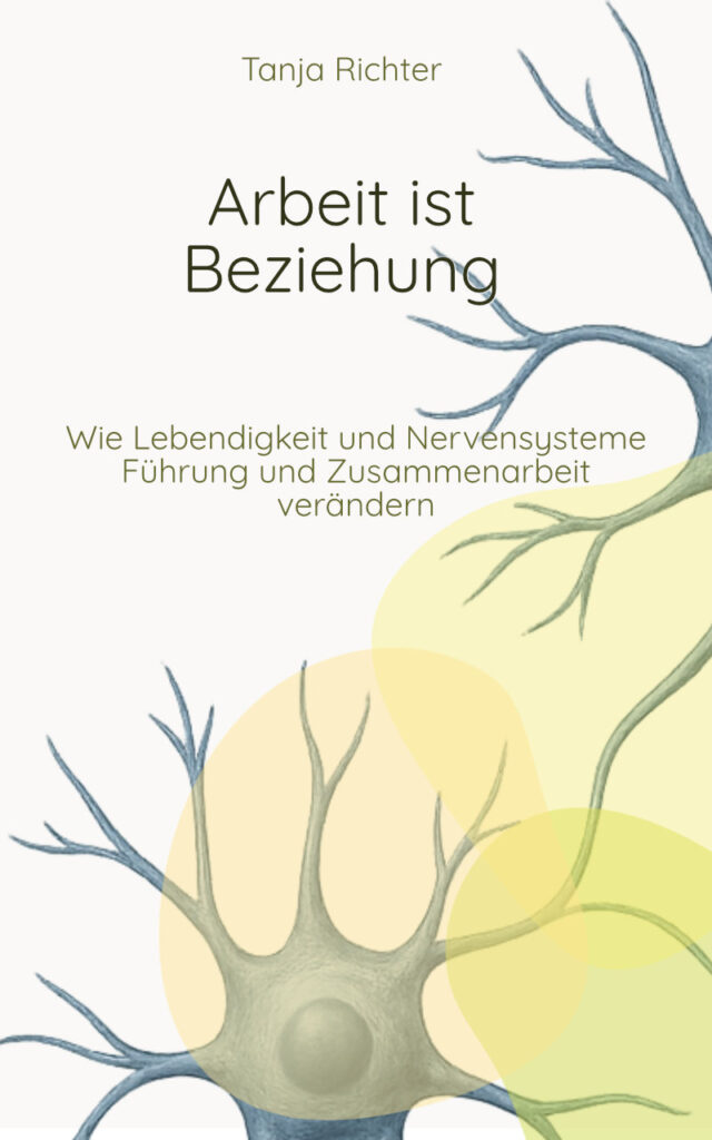 Buchcover des Sachbuchs „Arbeit ist Beziehung – Wie Lebendigkeit und Nervensysteme Führung und Zusammenarbeit verändern“ von Tanja Richter mit stilisierten Nervenzellen auf hellem Hintergrund.