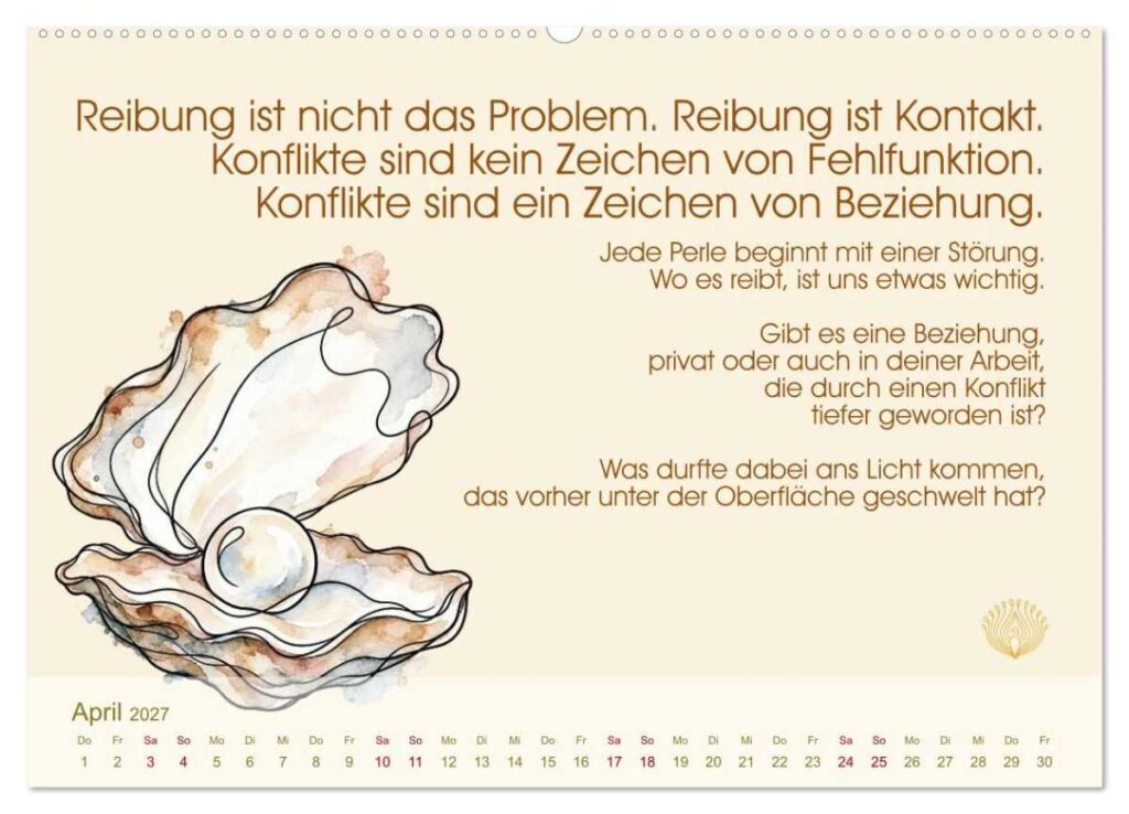 Kalenderblatt April 2027: Eine geöffnete Muschel mit einer Perle. Daneben der Leitsatz „Reibung ist nicht das Problem. Reibung ist Kontakt. Konflikte sind kein Zeichen von Fehlfunktion. Konflikte sind ein Zeichen von Beziehung.” mit Reflexionsfragen. Aquarell mit feiner Tuschelinie.