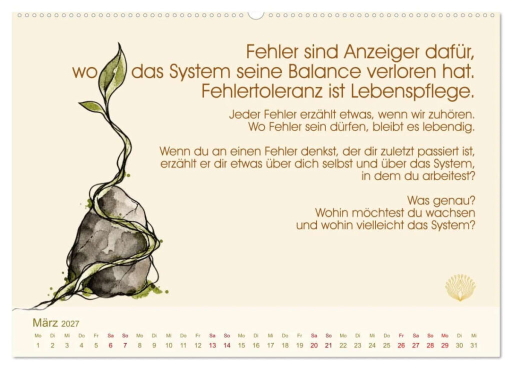 Kalenderblatt März 2027: Ein junger Trieb wächst mit seinen Wurzeln um einen Stein herum nach oben. Daneben der Leitsatz „Fehler sind Anzeiger dafür, wo das System seine Balance verloren hat. Fehlertoleranz ist Lebenspflege.” mit Reflexionsfragen. Aquarell mit feiner Tuschelinie.