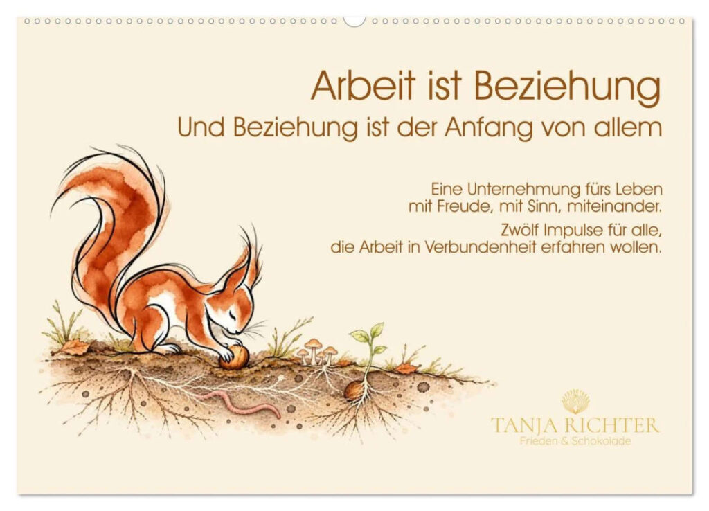Titelbild des Wandkalenders „Arbeit ist Beziehung – Und Beziehung ist der Anfang von allem” von Tanja Richter: Ein Eichhörnchen vergräbt eine Nuss in der Erde, daneben keimt aus einer anderen Nuss bereits ein kleiner Trieb. Unter der Oberfläche sind Wurzeln, ein Regenwurm und Pilze zu sehen. Aquarell mit feiner Tuschelinie.